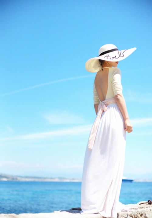 江一燕秀海边背影照,自称背部有肌肉,网友:那是天鹅背!