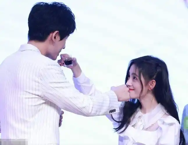 最后一个是张哲瀚,鞠婧祎最早的演的女主角的古装剧应该就是《芸汐