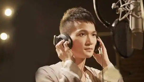 从孤独的童年到国际舞台的辉煌——周深的传奇旅程