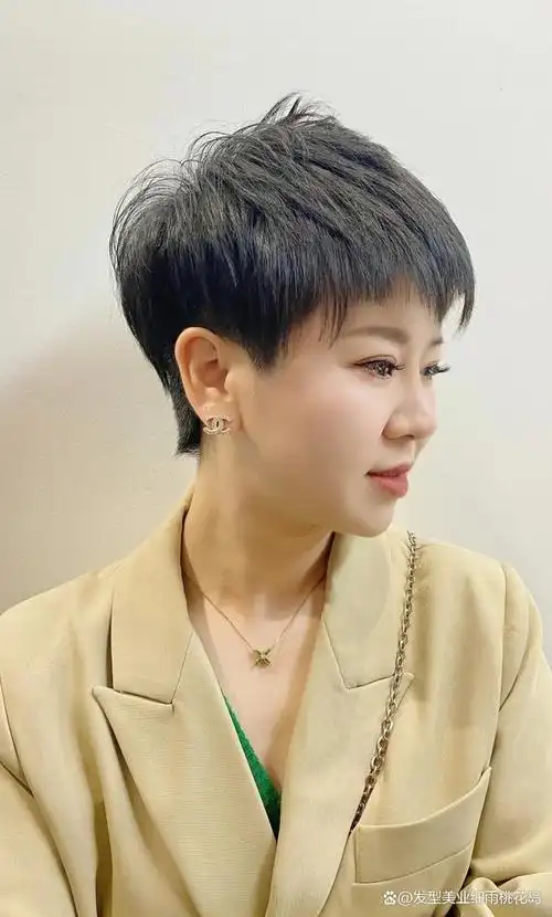 也会让她们看起来更年轻减龄,春夏女生到底留什么短发最好看,最新最热