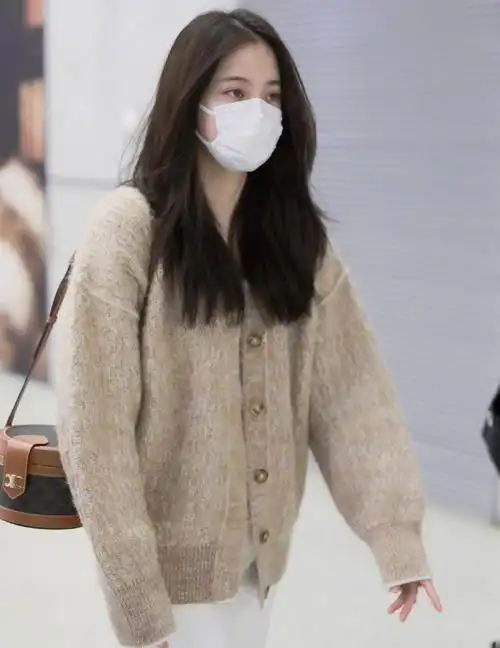 欧阳娜娜身穿纯白色搭配燕麦色开衫,演绎秋日慵懒治愈系穿搭
