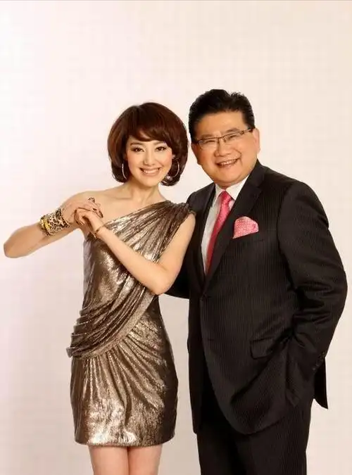 中场休息之际,曹可凡的目光不自觉地落在了王冠身上.