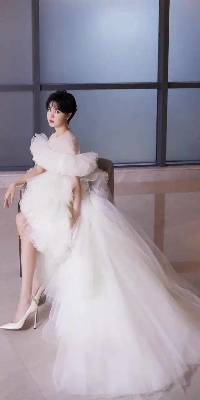 郁可唯白纱裙写真壁纸