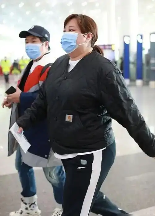 贾玲不能再胖了近照穿全身黑衣也遮挡不住肥胖走路都变困难