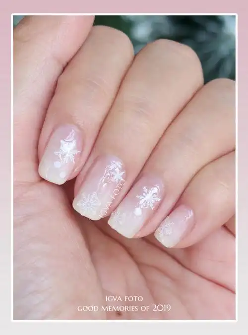 于是自己用指甲油diy的一款暖白色的雪花渐变美甲