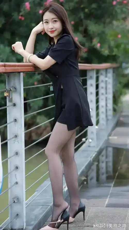 外拍穿黑色v领短裙搭配黑丝拼色高跟鞋的美女可爱性感