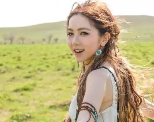 时尚皮裤女王邓紫棋衣品飞涨靠的是造型师男友