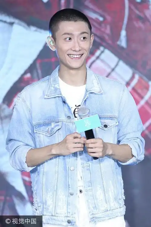 张一山寸头现身春风十里发布会痞气十足手拿玫瑰花壁咚周冬雨令人咋舌