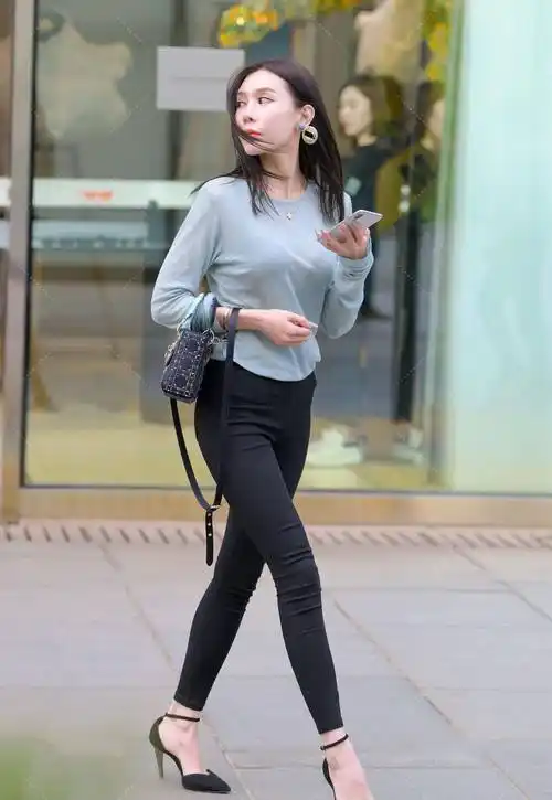 微透蓝色长袖上衣搭黑色紧身裤,质感轻薄,轻松穿出春日时尚感_姐姐