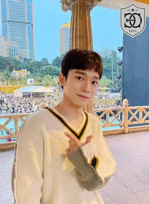 金钟仁哥哥小时候就透露出一种沉稳安静的气质了.