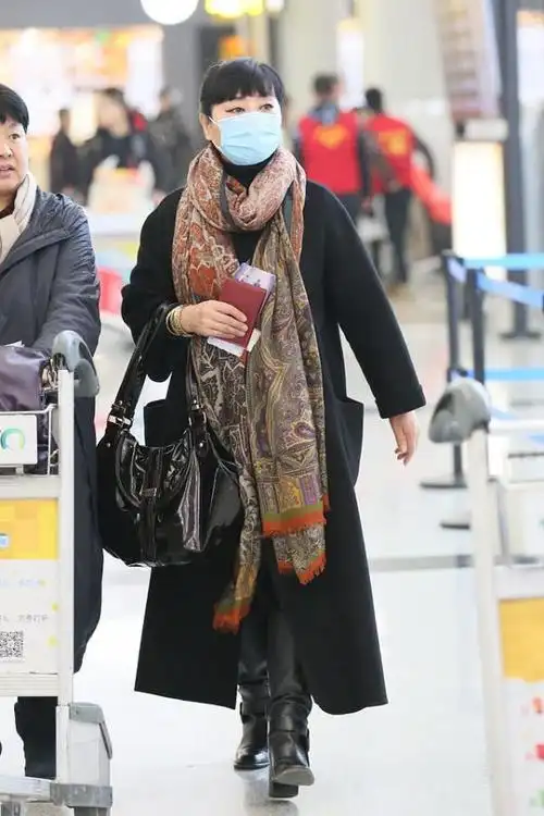 64岁殷秀梅富态优雅,丝绒刺绣礼裙太华丽,年轻时也是粉嫩少女