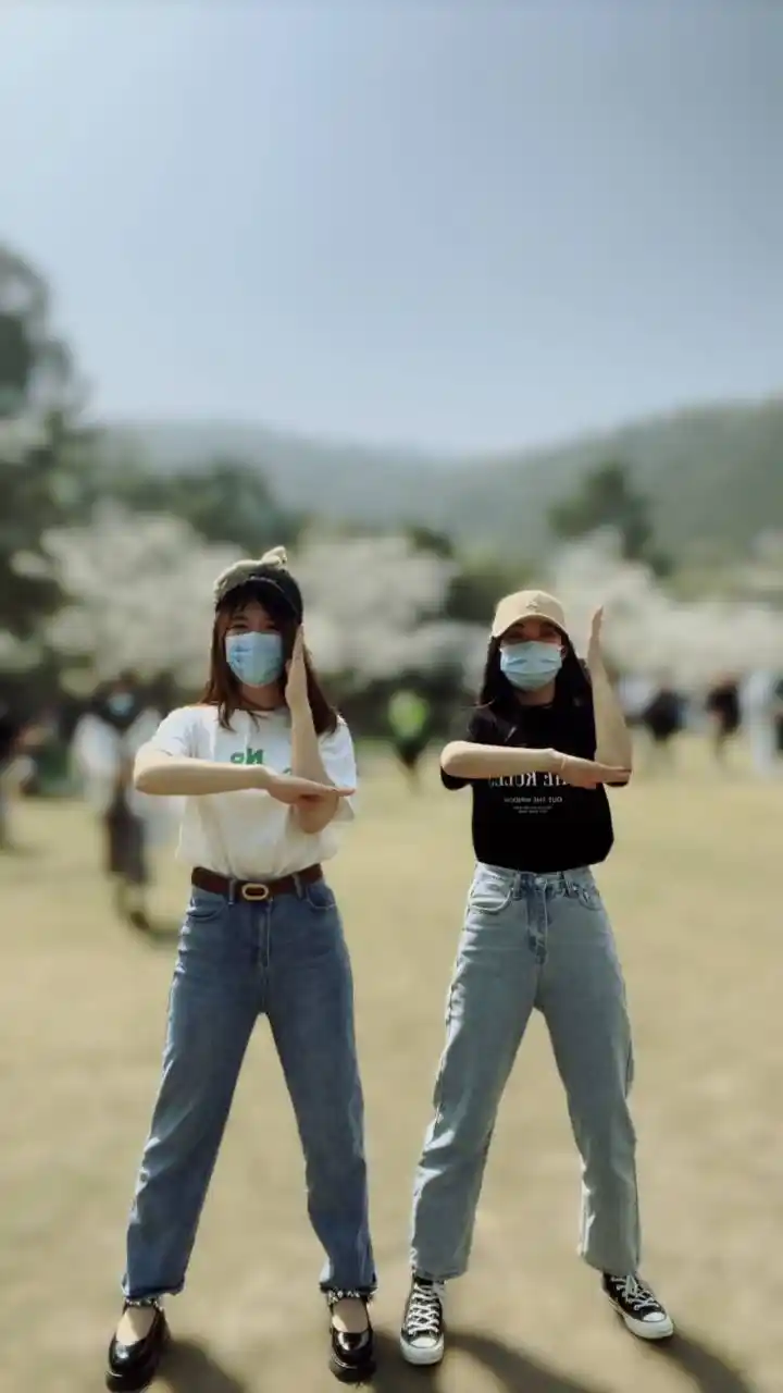 冲呀姐妹春拍记④8个闺蜜搞怪拍照姿势让她陪你一起奇奇怪怪可可爱爱