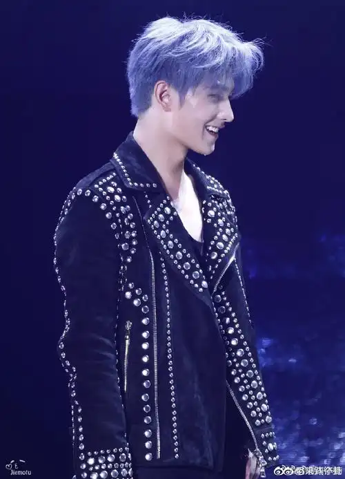 杨洋17年蓝发造型