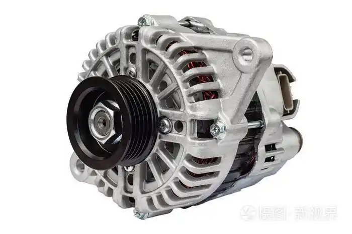 汽车交流发电机在白色背景上