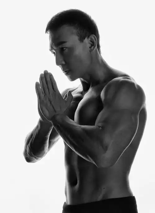 刘畊宏是一个好动,健康,身材完美的邻家男孩,一个拥有俊俏外表的优质