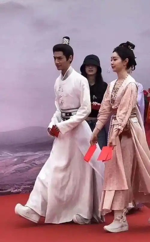 罗云熙同框宋轶,檀健次同框王鹤棣,聂远同框许凯都好吃亏_身高_图片