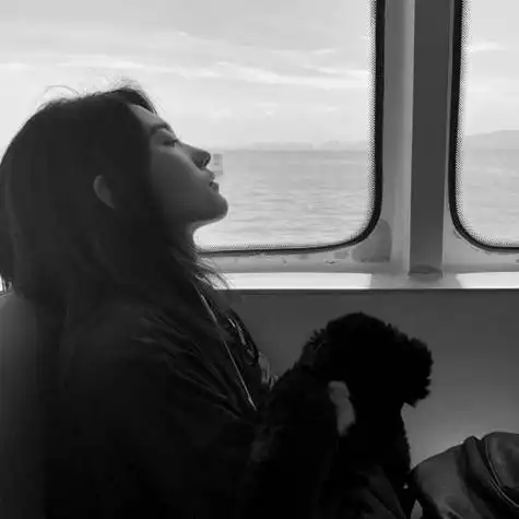 霸气侧漏黑白女生头像不用让别人理解你做发自己就好