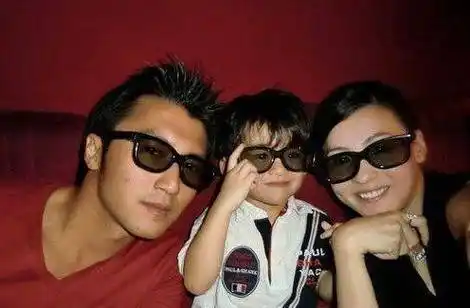 张柏芝和俩儿子合照,谢振轩高冷范十足,谢振南眉开眼笑动作搞怪_生活