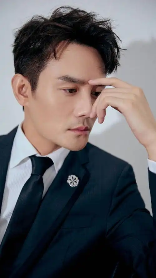 演员王凯,温文儒雅又从容自若,期待他的新剧,先来看帅照吧