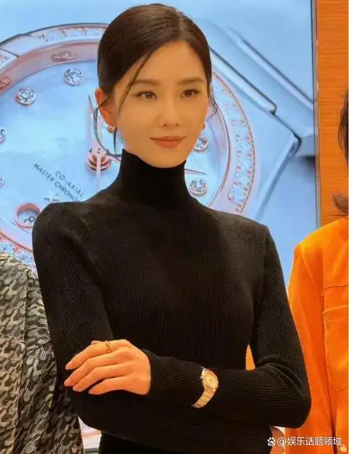 近日,女星刘诗诗参加某活动现场,一袭黑色连衣裙,非常显窈窕匀称的