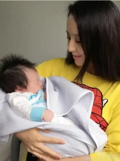 佟丽娅怀抱婴儿满眼爱意 自称"练练手"