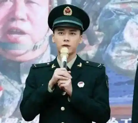 男星军装照大pk,陈伟霆最帅气,朱亚文,欧豪最有男子气概_造型_剧照