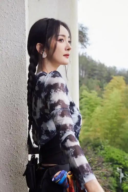 杨幂麻花辫好长##杨幂比耶侧颜