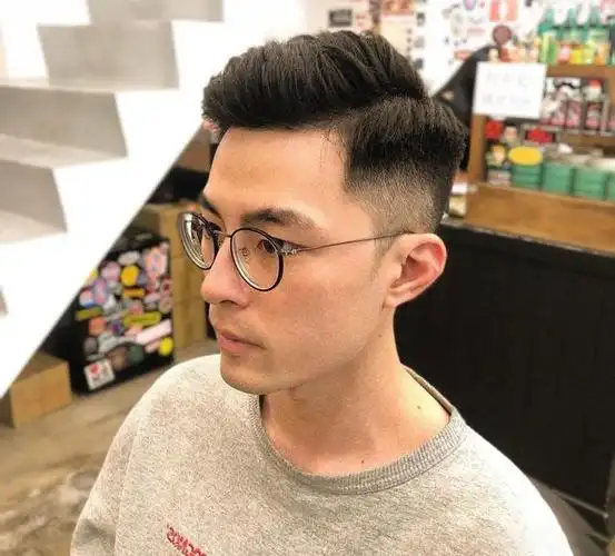 成熟男士适合的发型时尚不幼稚