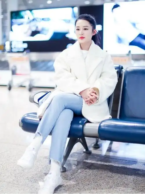 李沁也太让人心动了秋冬穿搭清新又大气笑容甜美气质好耐看