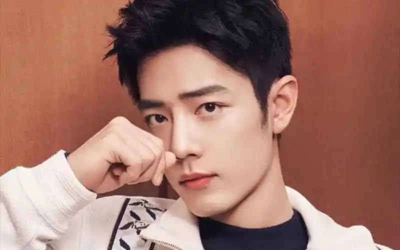 肖战这套蓝色造型很少见,清新又帅气!