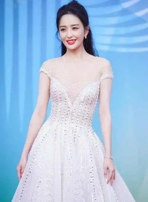 佟丽娅活成娃儿妈的梦想随便一穿就很显优雅高级