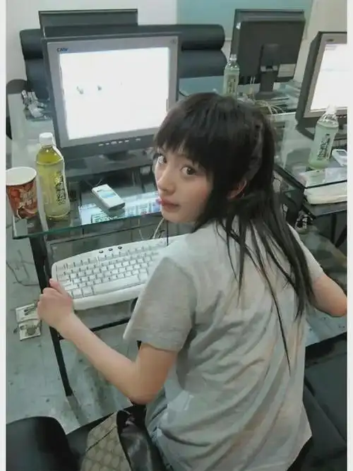 刚上大学时杨幂的照片卡姿兰大眼睛满脸胶原蛋白美得清纯