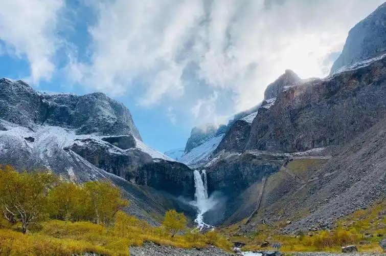 长白山天池海拔2189米,水无法流到这里,20亿吨的水从何而来?