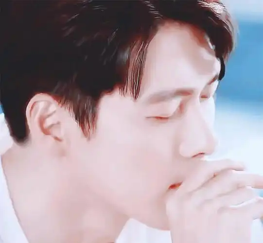 从玄彬的侧脸可以看到他的鼻梁又高又挺,嘴唇的厚薄适中,这五官真的挑