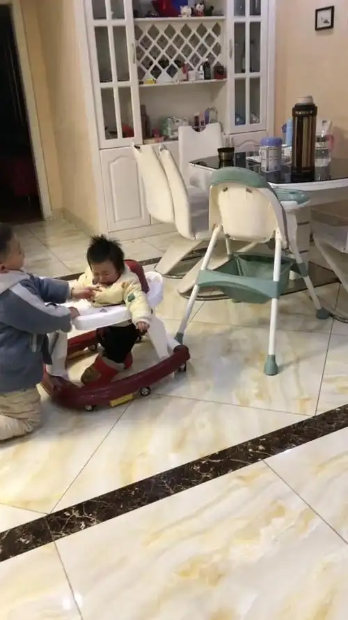 儿子叫妈快来,妹嘴里吃个银币,听到我连鞋子都没穿跑出来看他已经帮