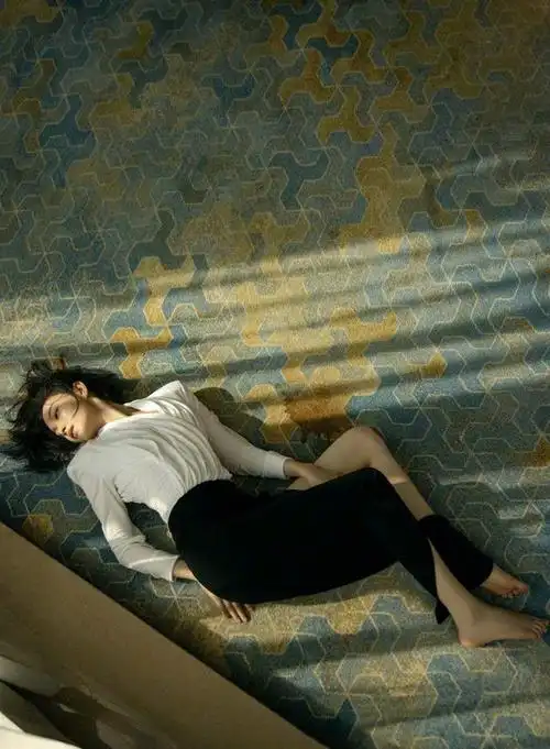 倪妮雨中撑伞成神图红色亮片吊带裙太惹眼气质清冷如贵妇