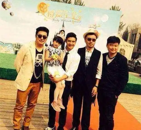 叶一茜为森碟庆生,晒全家福照片天天也在其中,张亮的评论亮了_生日