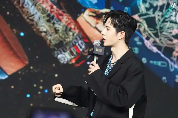 uniq-王一博 cr:logo