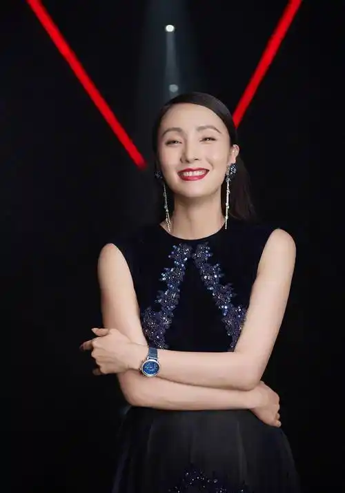 48岁小陶虹美得真高调,穿红色"斜肩"礼服裙,眼角纹明显也迷人_显得