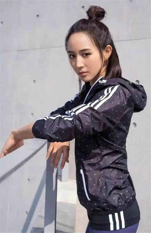 张钧甯简约运动装配丸子头 时尚洒脱,帅气吸睛