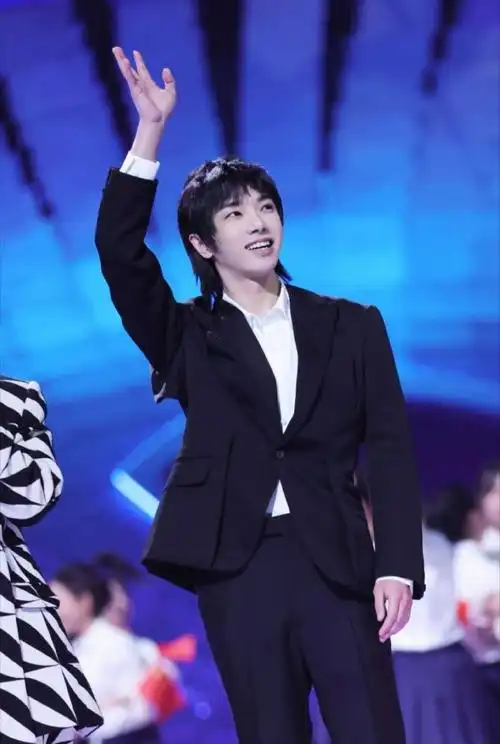 华晨宇连续10年在湖南跨年##华晨宇长在湖南卫视跨年舞台上##尾博