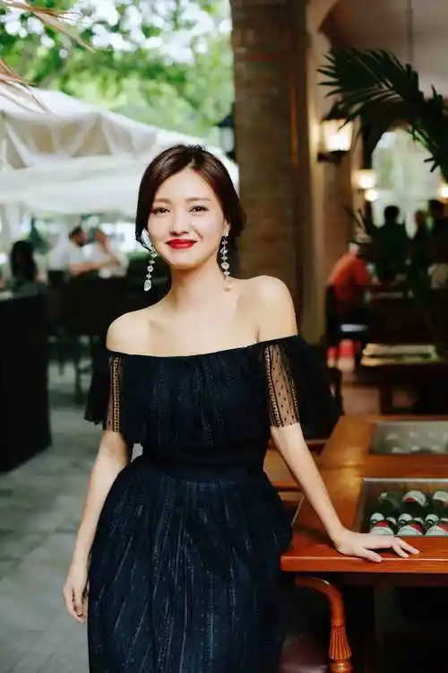 傅晶写真曝光 轻纱摇曳黑白不设限