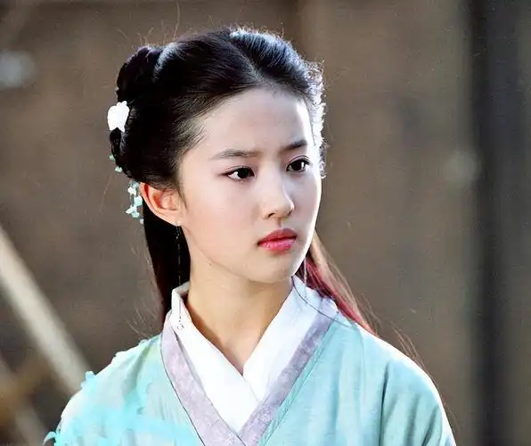 "神仙姐姐""小龙女""古装女神"这些都是网友给刘亦菲的称号.