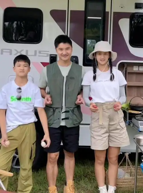 田亮家庭的全家福照片一直是网友们关注的焦点,每年都会更新一次,今年
