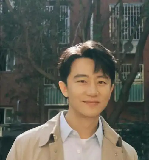 黄轩"高调"官宣,柳岩被冲上热搜,网友:你俩竟然擦出火花了!