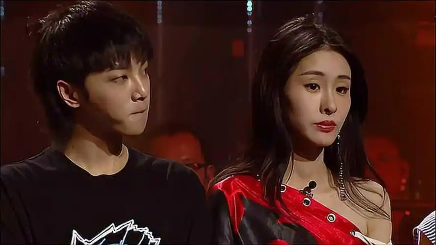 张碧晨华晨宇歌手舞台同框有谁注意他们的表情这是不熟