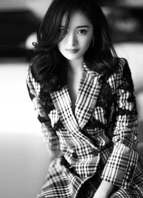 杨幂侧颜迷人,卷发知性,西装气场十足