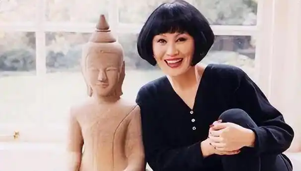 她是李佳琦的大前辈新中国的口红一姐嫁大14岁富豪被出轨离婚