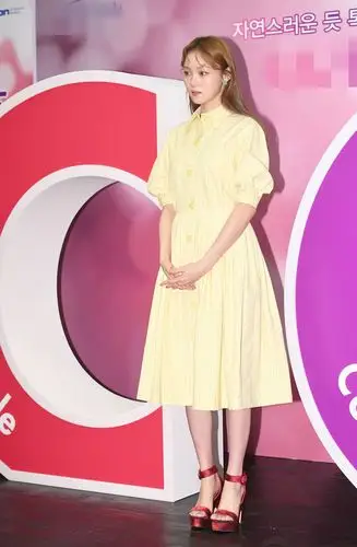 李圣经这"竹竿腿"太优越,一袭黄色长裙红高跟,终于相信有175