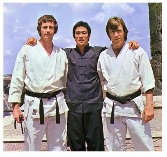 李小龙82岁搭档去世曾在电影中真打被踢断肋骨